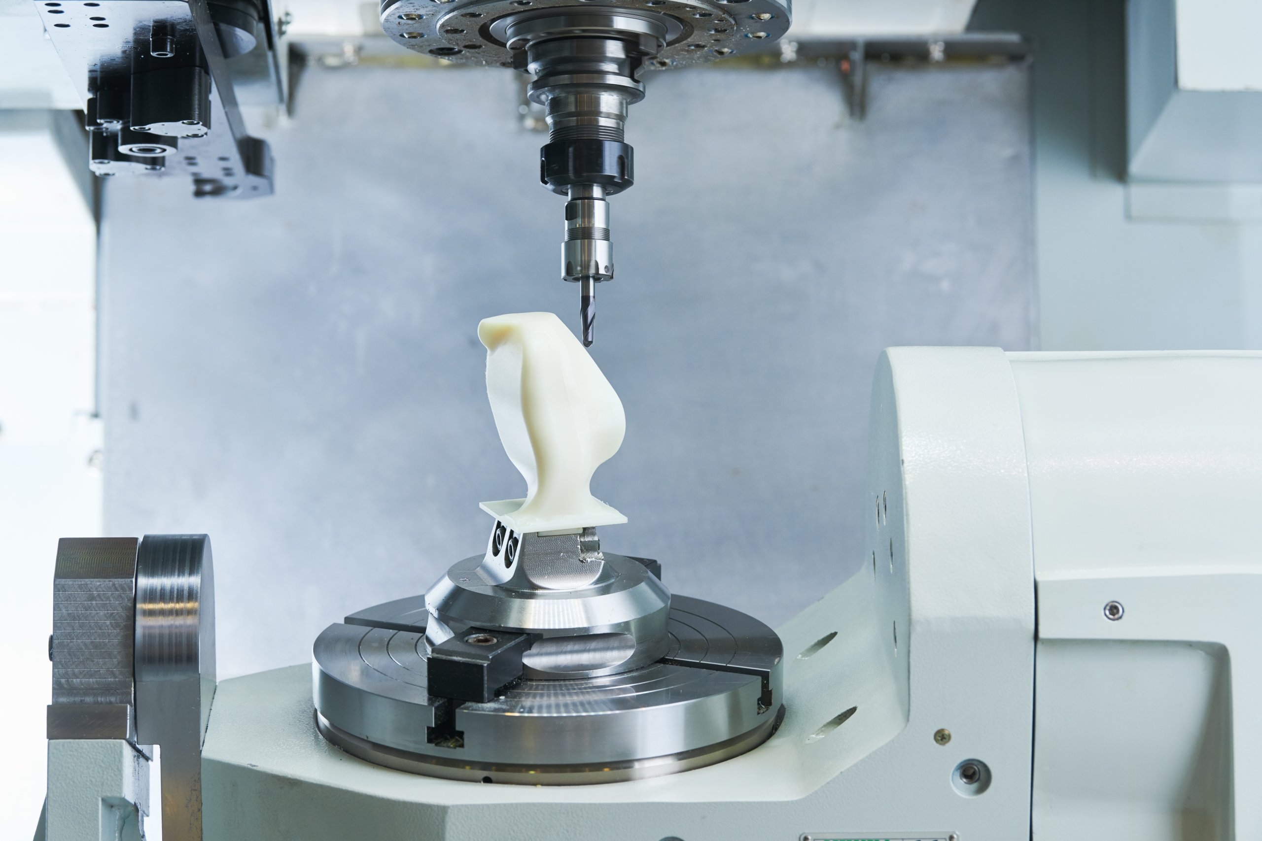Milling metalworking process. Industrial CNC plastic machining by vertical mill. Nouvelles perspectives d’infrastructures dans l'aéroport